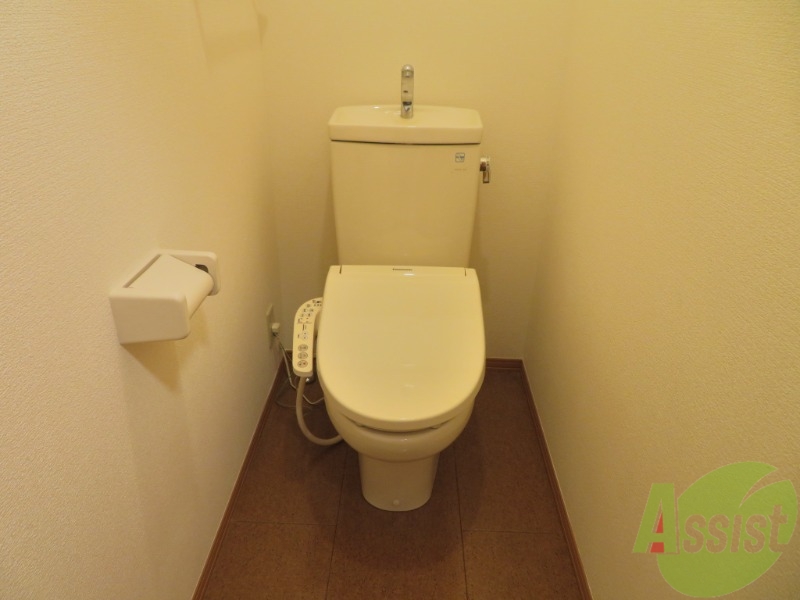 トイレ　温水洗浄便座付きのトイレは、使用しやすくうれしいですね。