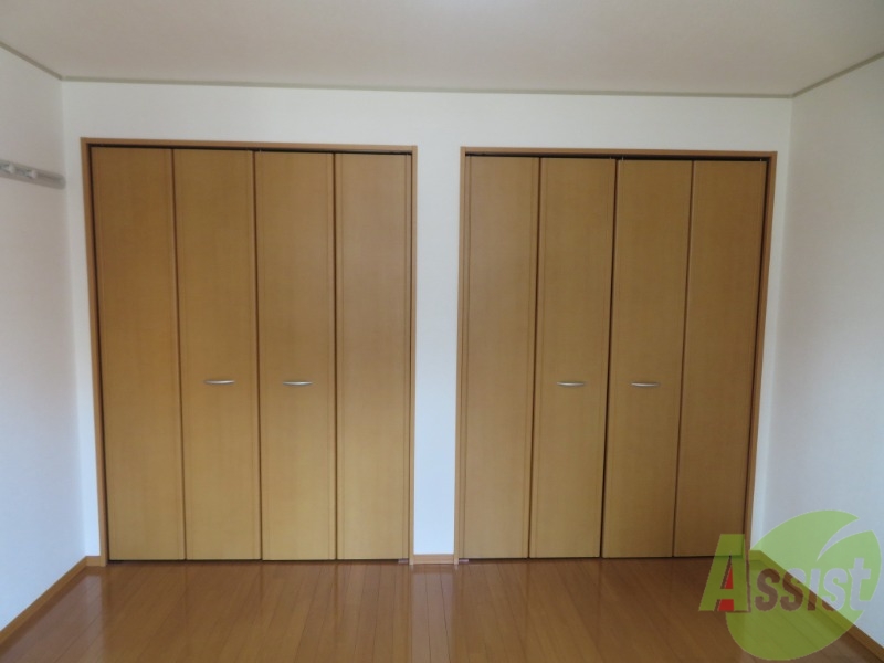 収納　洋室にある収納スペースは十分な広さがあると思います。