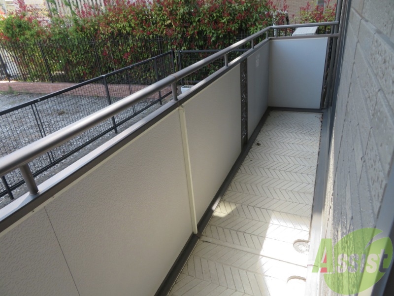 バルコニー　バルコニースペースも広く、洗濯物も問題なく干せそうですね。