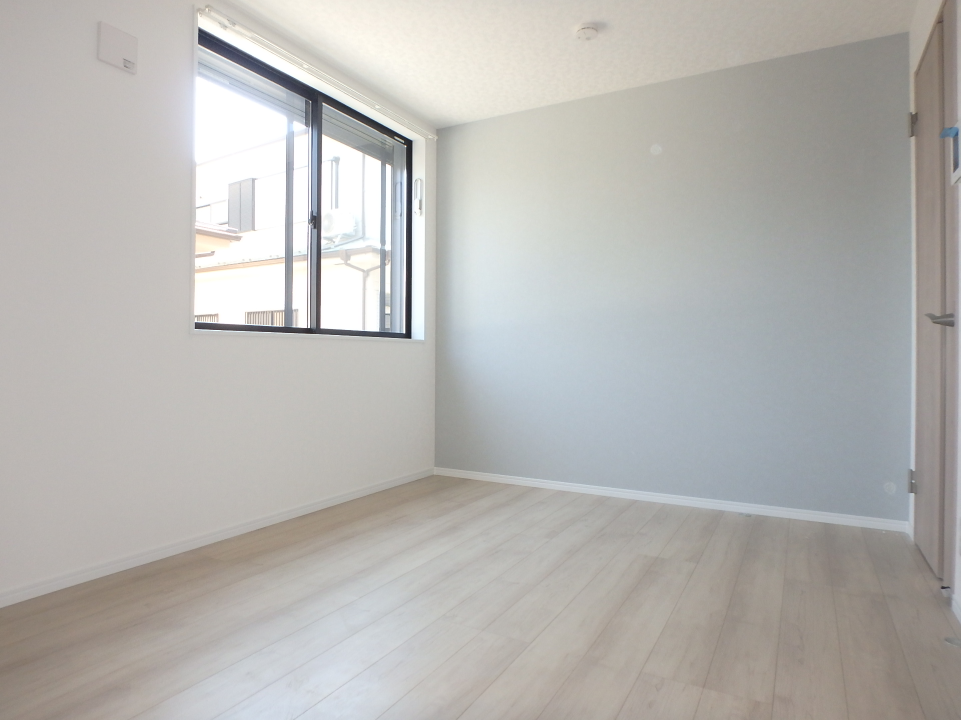 居室・リビング　白基調の明るい洋室！