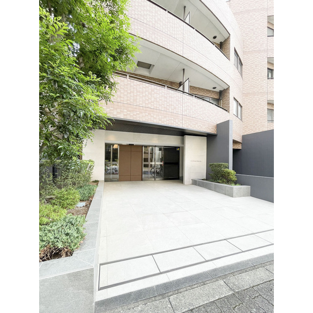 エントランス　落ち着いたエントランスです