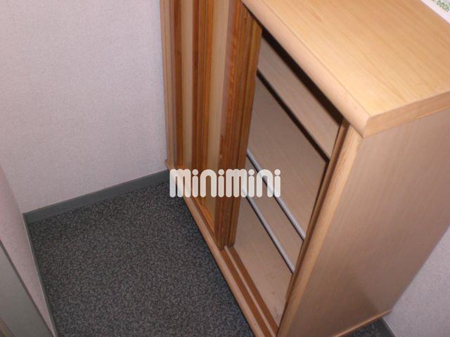 玄関　下駄箱付き