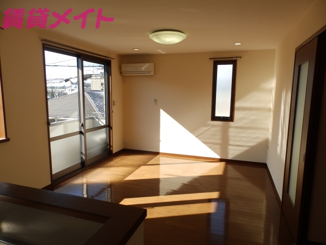 居室・リビング　別部屋参考写真となります。