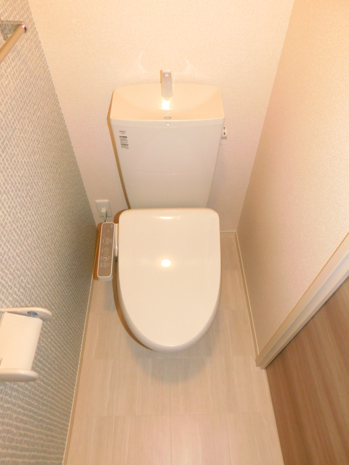 トイレ　温水洗浄便座付きトイレ