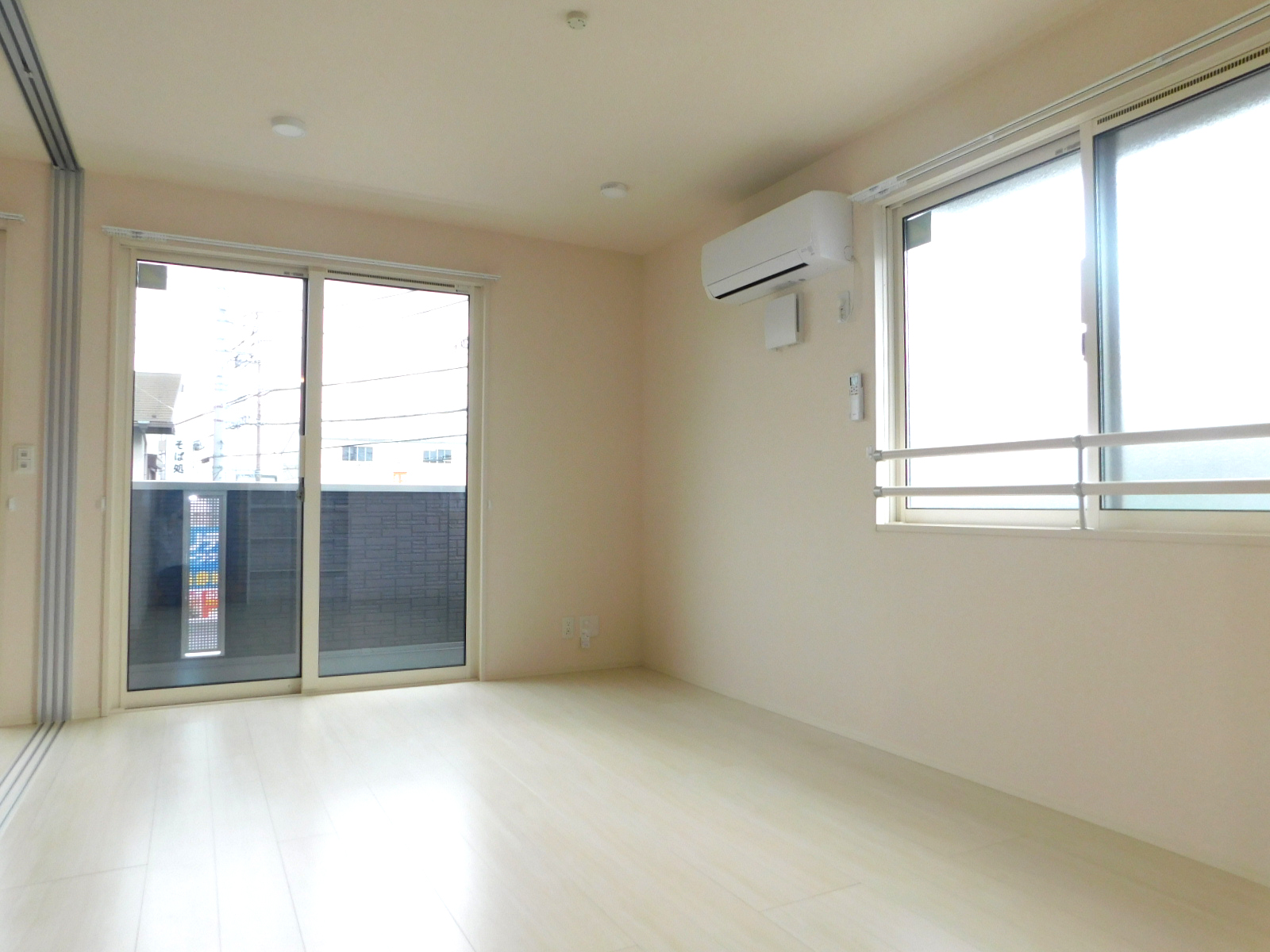 居室・リビング　エアコン・室内物干し付きリビング