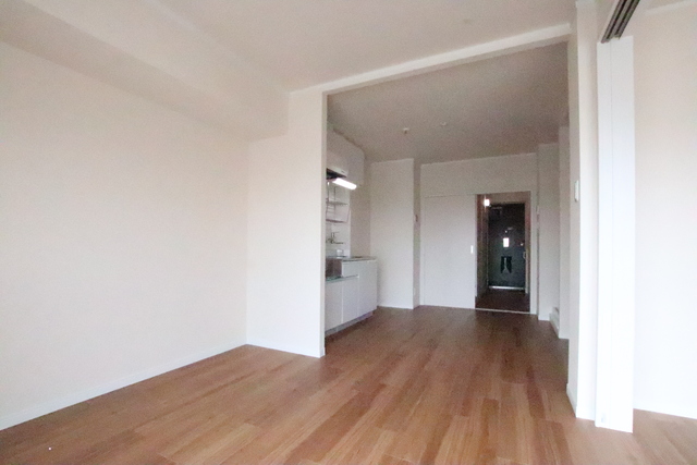 居室・リビング　【※他号室参考・反転写真】１０．５帖のＬＤＫ