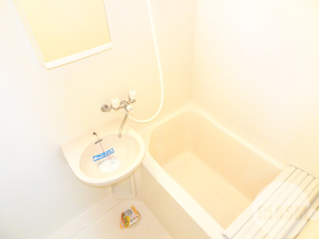 バス・シャワールーム　キレイにリフォームされています♪