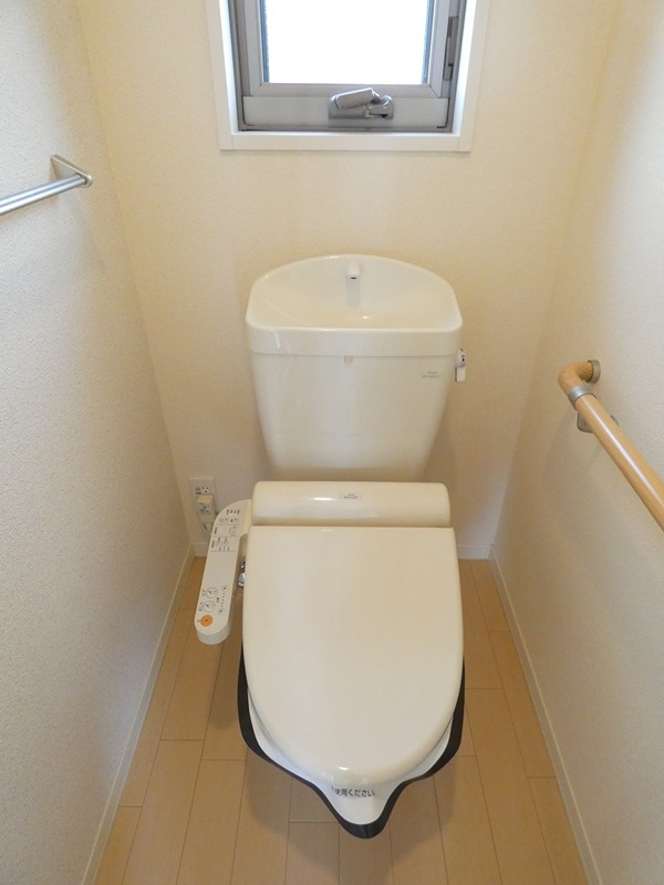 トイレ　※同タイプ別居室のお写真です