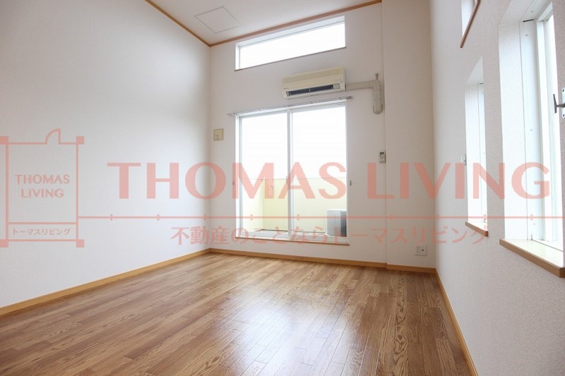 居室・リビング　ししぶ駅近くで電車での移動に便利です。(写真は角部屋)