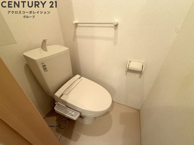 トイレ　温水洗浄便座付きのトイレです♪