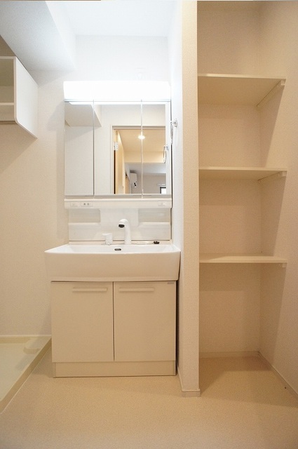 洗面設備　シャワー付き洗面と防水パン付き洗濯機置場あり