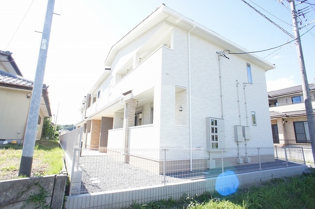 建物外観　全面に建物がなく、日差しがたっぷり入ります！