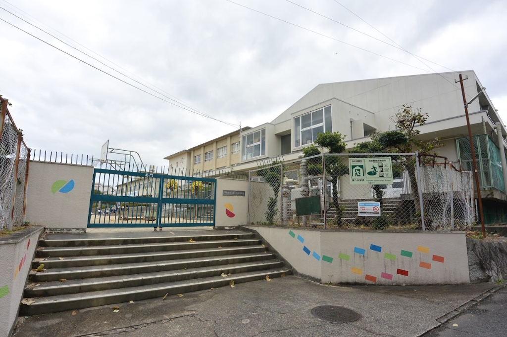 中学校　寝屋川市立第六中学校（中学校）まで118m