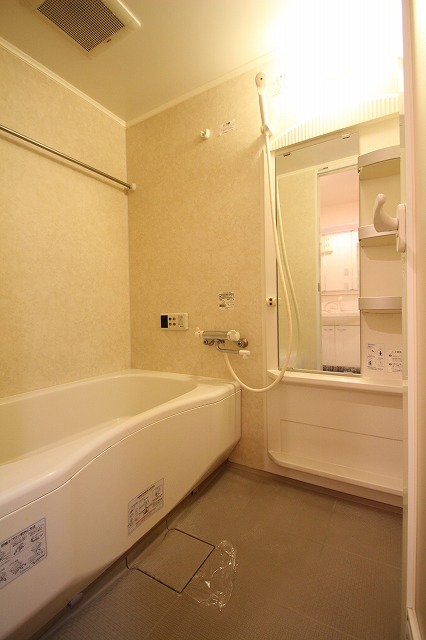 バス・シャワールーム　同物件別号室のものです。