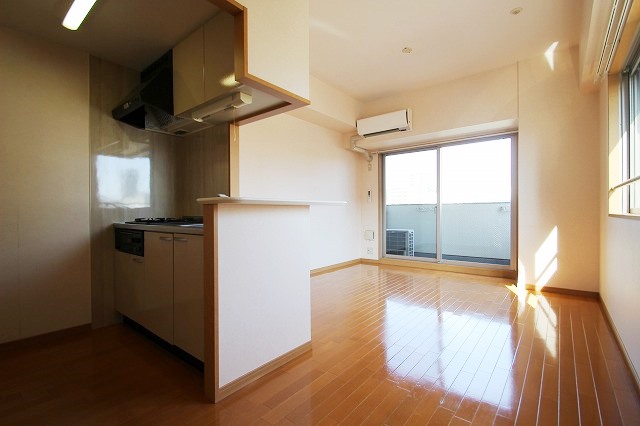 居室・リビング　同物件別号室のものです。