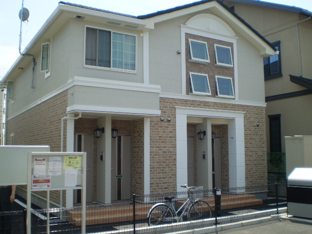 建物外観　建物玄関側（北面）を北東方向より撮影