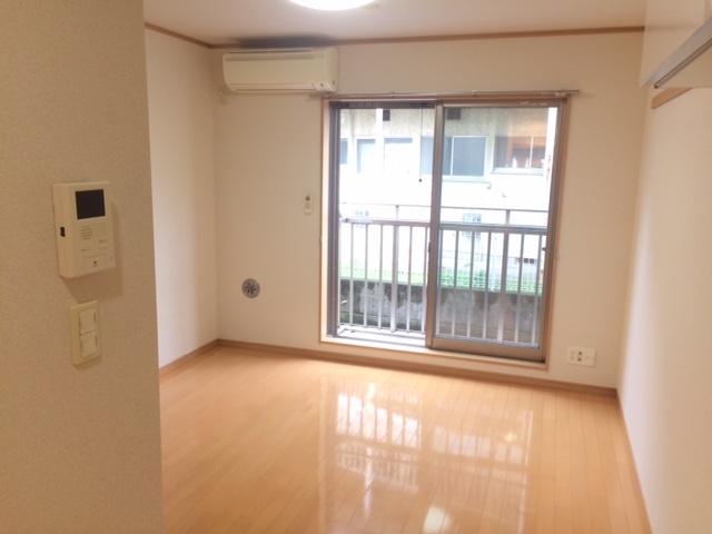 居室・リビング　お部屋はスクエアな使いやすい形です