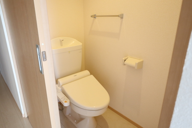 居室・リビング　温水洗浄便座付きトイレです。