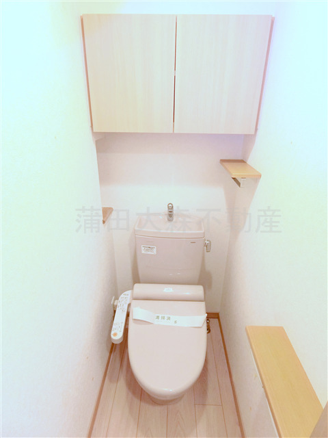 トイレ　棚収納と温水洗浄便座付きNおトイレ