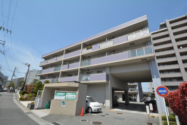 建物外観　エレベーター付きで重たい荷物も楽々♪