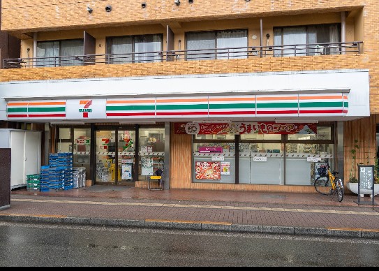 コンビニ　セブンイレブン 三鷹駅南通り店（コンビニ）まで151m