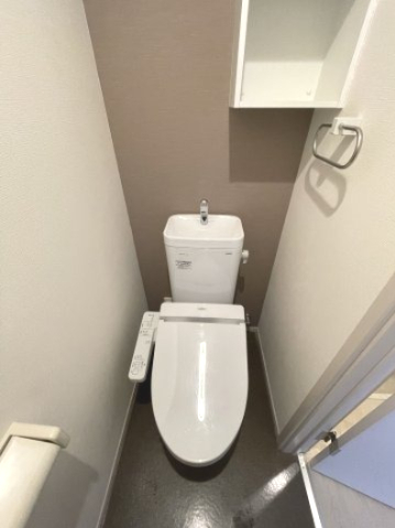 トイレ　落ち着いた色調のトイレです