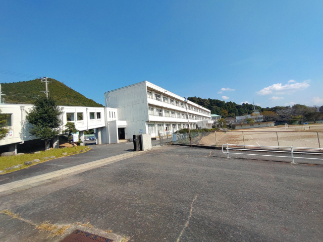 中学校　御嵩町立向陽中学校（中学校）まで2111m