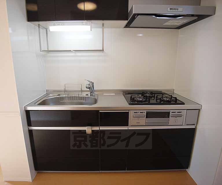 キッチン　シックなカラーのシステムキッチン