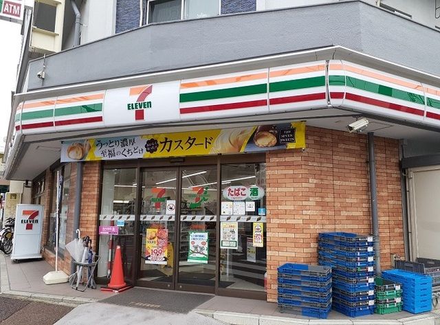 コンビニ　セブンイレブン（コンビニ）まで550m