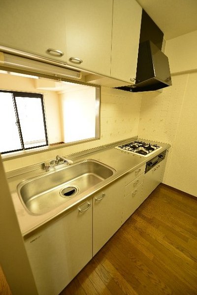 キッチン　３口コンロノシステムキッチンです。