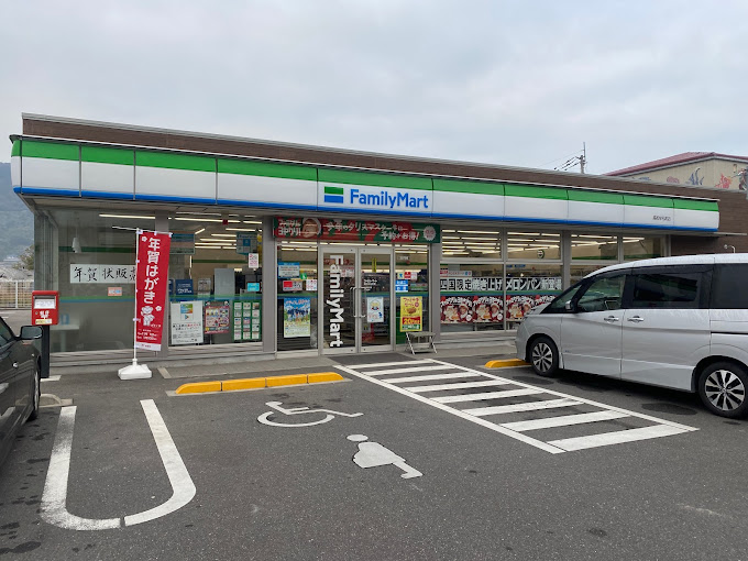 コンビニ　ファミリーマート 高松牟礼町店（コンビニ）まで2190m