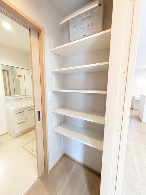 収納　トイレ前に棚あり