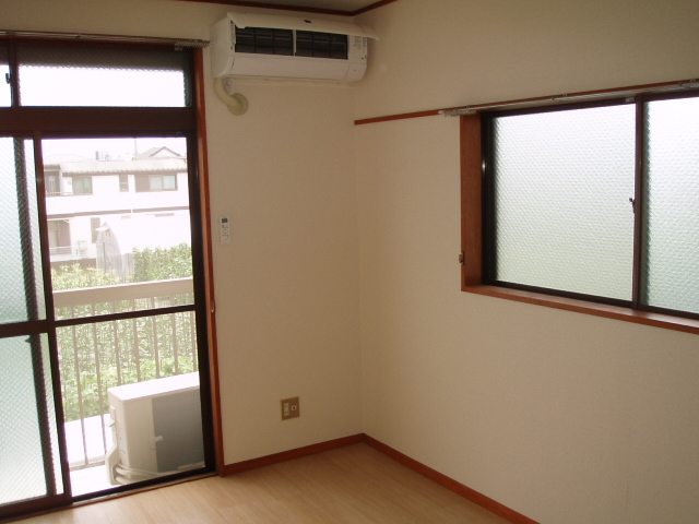 建物外観　陽当り／環境良好・２階角部屋・エアコン完備