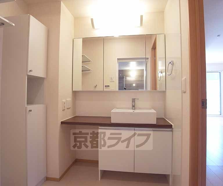 洗面設備　高級感のある洗面台。