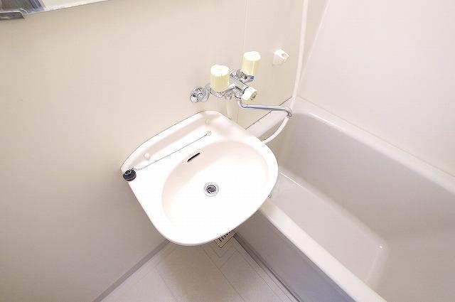 その他設備　コンパクトな洗面台です