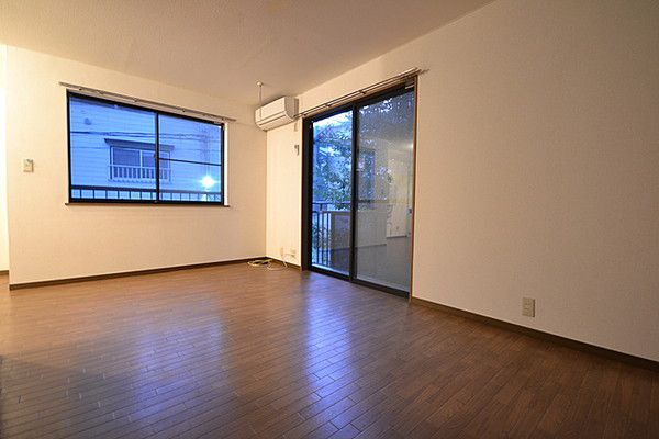 ソレイユ広尾の居間写真