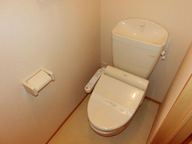 トイレ　温水洗浄便座付きのトイレ。