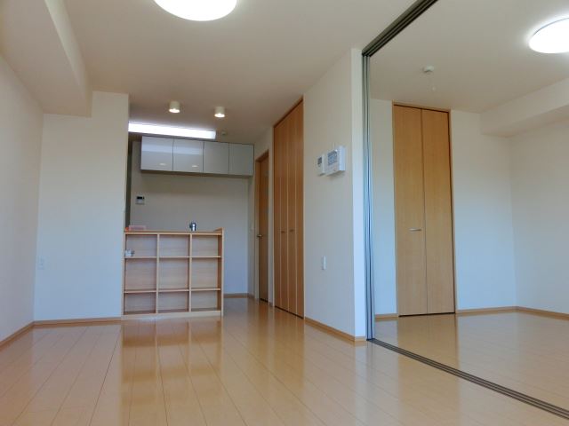 居室・リビング　ＬＤＫと洋室の間に引戸があり、仕切ることもできます。