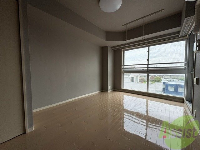 居室・リビング　こちらは１０．６帖の洋室になります。東向きのお部屋です。