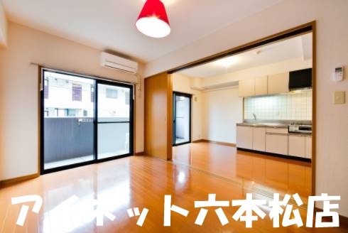 居室・リビング　日当たりの良いお部屋ですね。