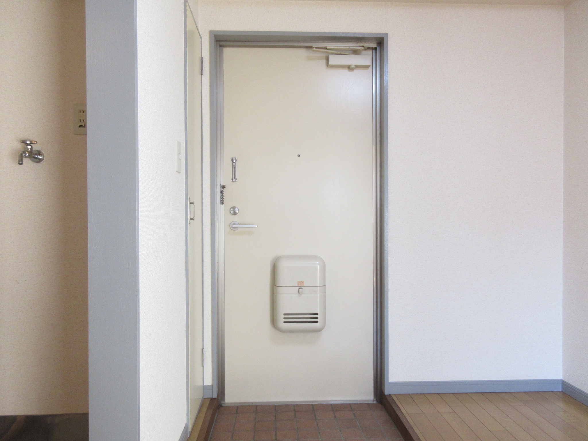 玄関　※同物件、別部屋の写真です。