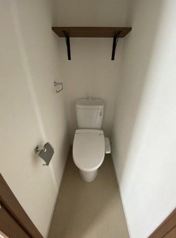 小田急線 下北沢駅 徒歩12分 4階建 築7年のトイレ写真