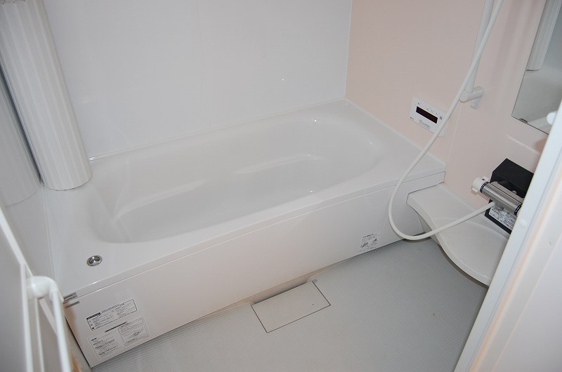 バス・シャワールーム　※同建物同型反転タイプのお部屋