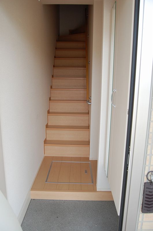 玄関　※同建物同型反転タイプのお部屋