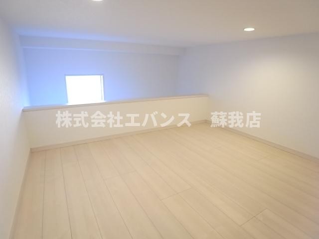 その他部屋・スペース　開放的な寝室です