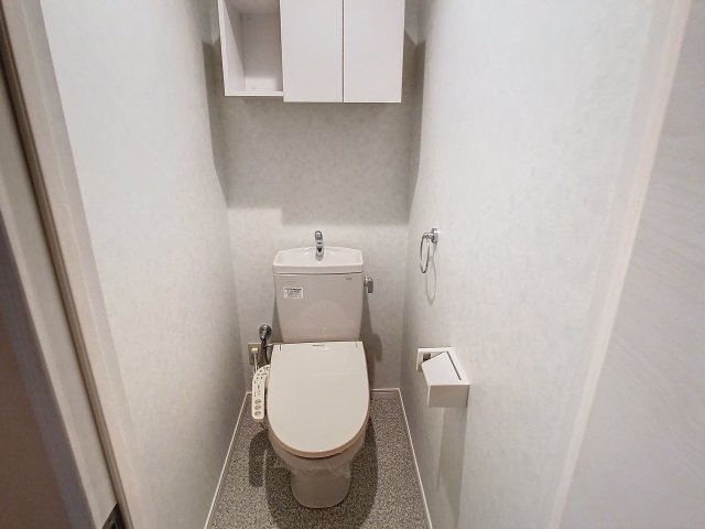 トイレ　掲載写真は空室の別部屋を掲載しております。実際のお部屋と仕様