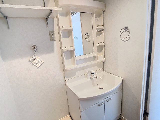 洗面設備　掲載写真は空室の別部屋を掲載しております。実際のお部屋と仕様