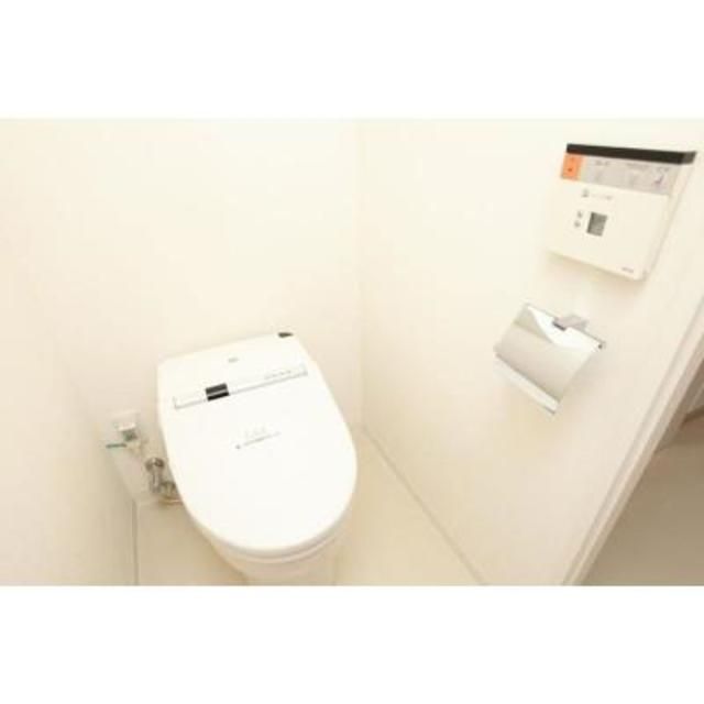 トイレ　落ち着いた色調のトイレです