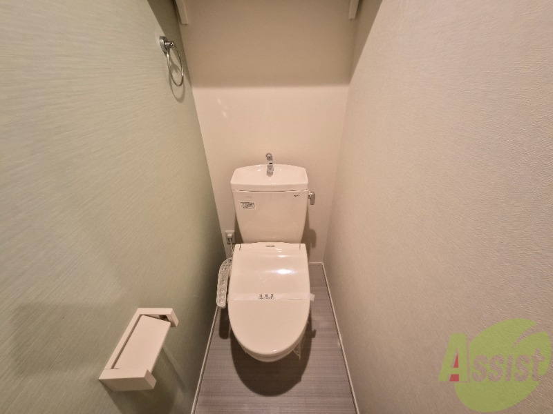 トイレ　棚があり、トイレットペーパーなどのストックも可能です。