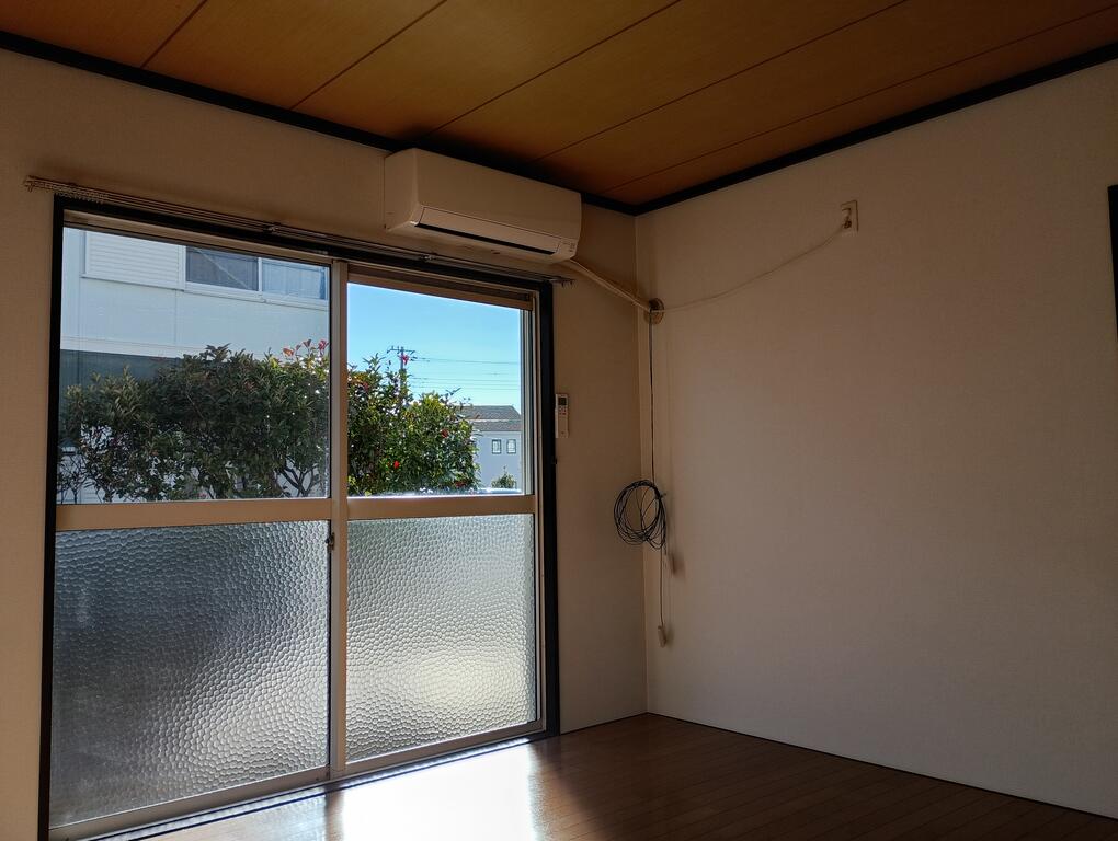 居室・リビング　陽だまりが出来る８帖の洋室はとても明るいです♪